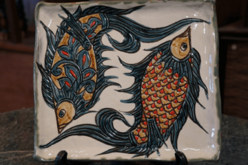 線彫り魚紋の角皿（白）【金城陶器 秀陶房】