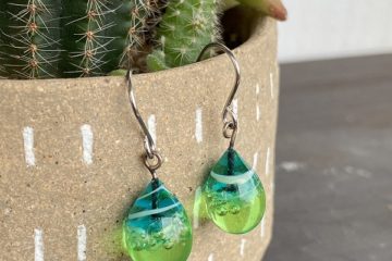 しずくピアス／グリーン【琉球ガラス工房 雫】